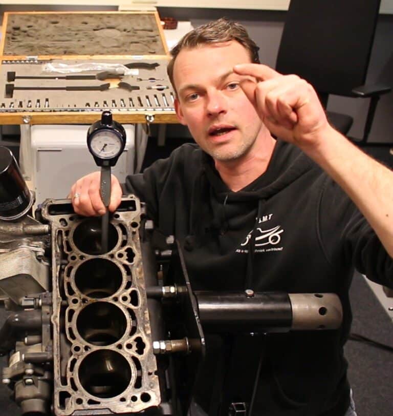 altus-Motor-Techniek-Baltus-instrueert-meten-met-binnenmeettaster